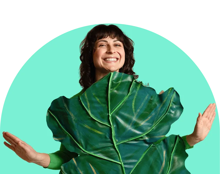 Une personne aux cheveux longs portant des lunettes est assise à un bureau, regardant l'écran d'un ordinateur portable, et mordant un crayon jaune de frustration. Il y a un gobelet rempli de crayons de couleur en premier plan.