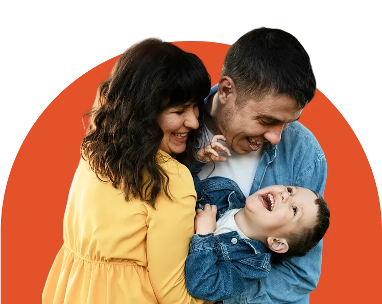 Une main tenant une loupe au-dessus des carreaux blancs épelant le mot 'FRAUDE' sur un fond blanc. La loupe agrandit la lettre 'F' du mot.