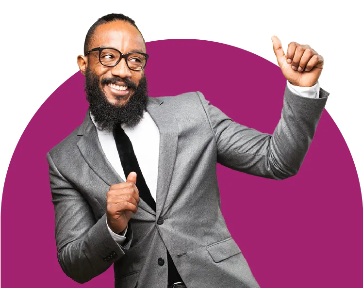 Une petite plante verte avec deux feuilles pousse dans un bocal en verre rempli de pièces de monnaie assorties. L'arrière-plan est flouté par une lumière douce et naturelle, qui attire l'attention sur la plante et le bocal. 